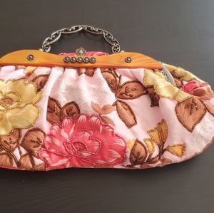 Super cute vintage styled cltch with detachable chain strap.